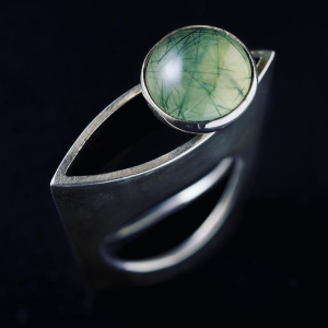 Anillo de plata y prehnita