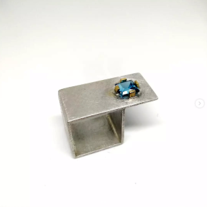 Anillo de plata, oro y topacio azul