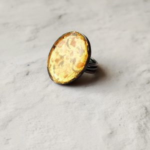 Anillo de plata, resina y pan de oro y cobre